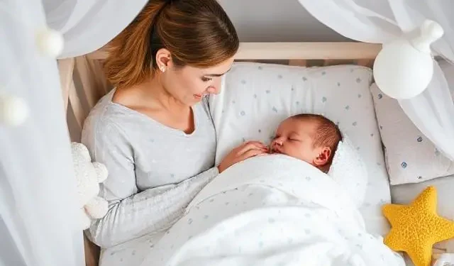 Madre acostada junto a su bebé dormido en una cuna con dosel blanco, creando un ambiente relajante y acogedor.