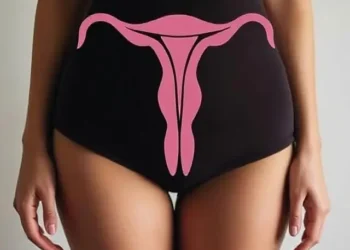 Ilustración de útero en ropa interior negra simbolizando la salud reproductiva femenina.