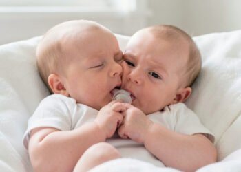 bebé con hambre lactando